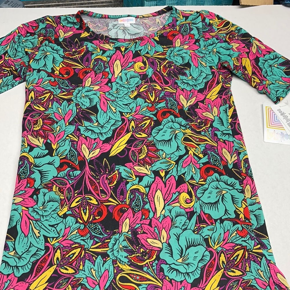 Lularoe Medium Gigi shirt